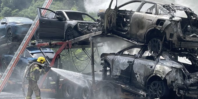 Soazza GR: Brand von Autotransporter auf der A13. Soazza GR