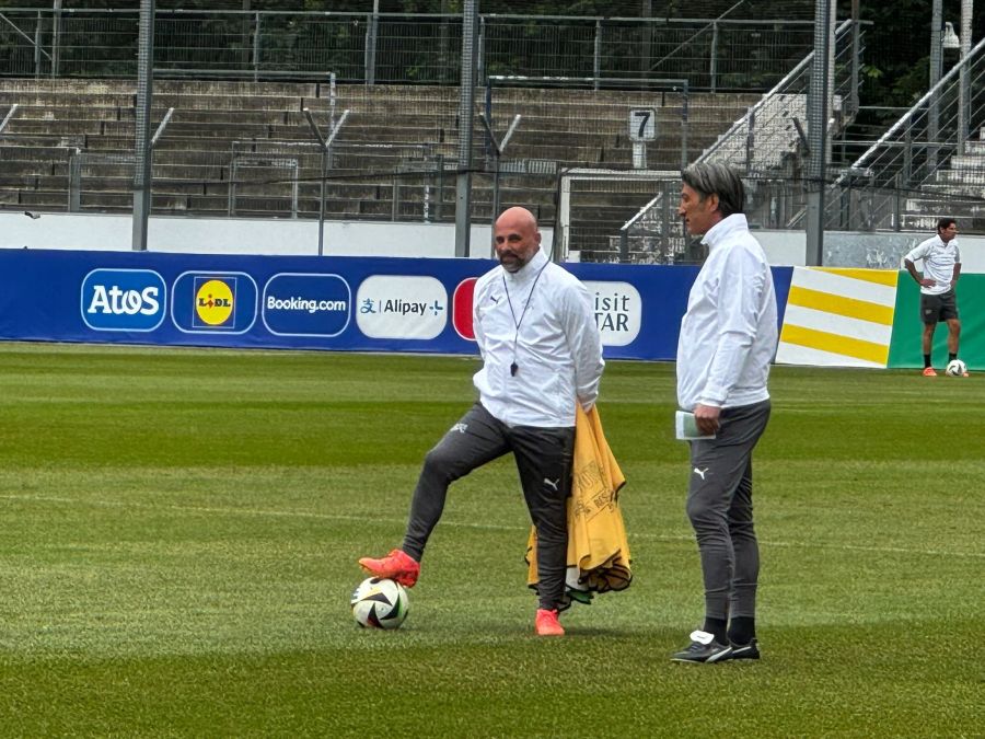 Nati-Trainer Murat Yakin und sein Assistent Giorgio Contini verfolgen das Geschehen auf dem Platz.