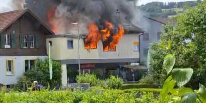 In Münsingen BE steht ein Haus in Flammen. münsingen