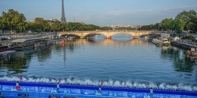 Die Seine in Paris. (Archivbild) Wird die Seine tatsächlich sauber genug zum Schwimmen sein?