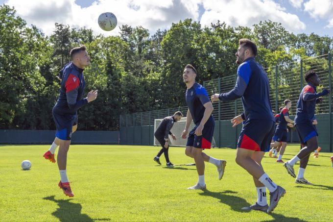 Taulant Xhaka, Benjamin Kololli und Albian Ajeti, von links, beim ersten Rasentraining der Saison 2024/2025 des FC Basel. FC Basel