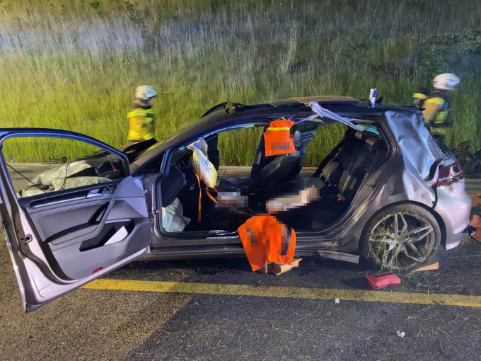 Das Auto musste abgeschleppt werden. Totalschaden