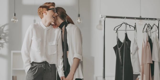 frauen lachen miteinander, kleidung im hintergrund