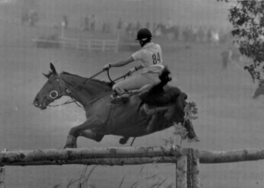 Bei der Olympiade 1976 nahm die Prinzessin als erste Royal sogar teil – hier fällt sie gerade vom Pferd.