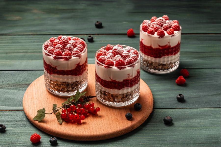 Drei Schichtdesserts mit Beeren