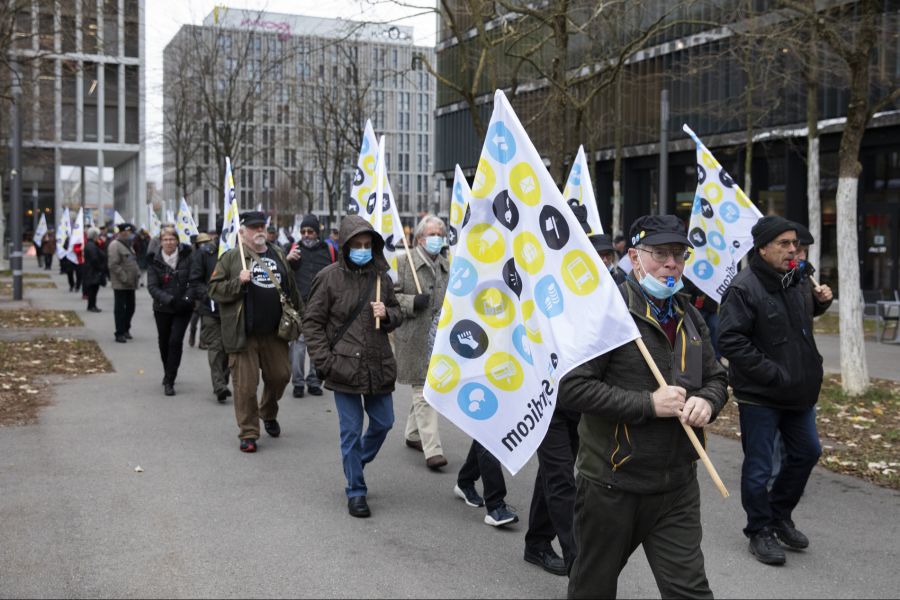 Die Gewerkschaft Syndicom verlangte zunächst seine Wiedereinstellung; nun fordert sie eine Entschädigung von sechs Monatslöhnen.