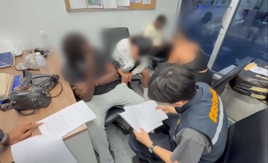 Einer der beiden Männer konnte für 18'000 Franken in die Schweiz zurückfliegen. Der andere sitzt noch immer in Haft.
