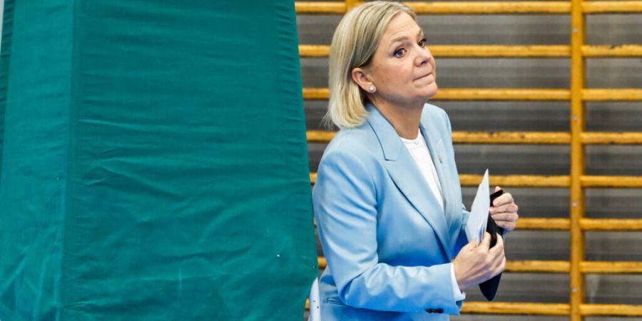 ARCHIV - Magdalena Andersson, Vorsitzende der Sozialdemokraten, gibt in einem Wahllokal in Nacka ihre Stimme ab. Foto: Stefan JerrevÂng/TT News Agency via AP/dpa