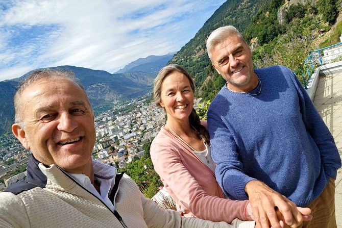 Katja und Rino Hischier mit Markus Graf (links).