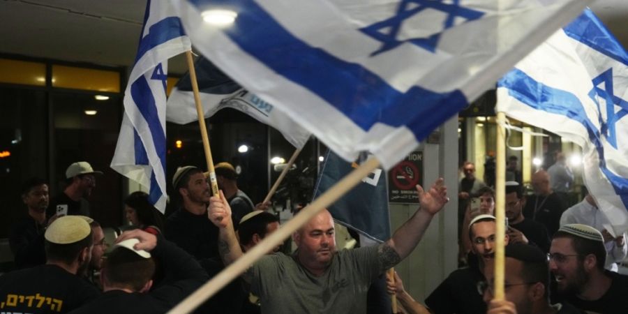 dpatopbilder - Menschen feiern am Ben-Gurion-Flughafen in der Nähe von Tel Aviv die Ankunft eines FlyDubai-Flugzeugs mit israelischen Passagieren an Bord, das zuvor in Saudi-Arabien no...
