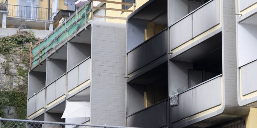 Die Explosion mit anschliessendem Brand in einem Mehrfamilienhaus in der Stadt Neuenburg hatte nach Angaben der Polizei den Ursprung in einer Wohnung im ersten Stock.