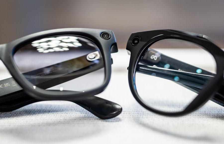 Die Meta-Brille sieht aus wie eine gewöhnliche Brille, hat aber eine integrierte Kamera, Mikrofone und Lautsprecher.