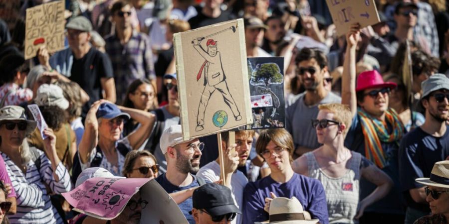 Im Visier der Demonstranten war auch US-Präsident Donald Trump.