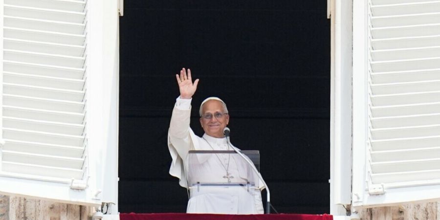 ARCHIV - Papst Leo XIV. winkt während des Angelus-Gebets am Mittag aus dem Fenster seines Arbeitszimmers mit Blick auf den Petersplatz im Vatikan. Foto: Alessandra Tarantino/AP/dpa