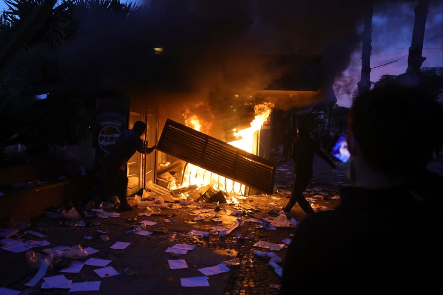 Dabei stecken sie zahlreiche Gebäude in Brand.