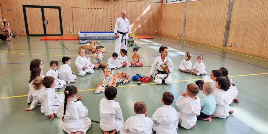 Das Training für die Kleinsten funktioniert über Bewegung, Fantasie und Spass. Immer mit dabei ist der MuTiger