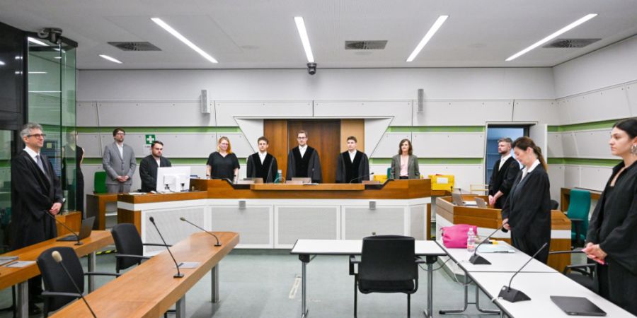 ARCHIV - Der Vorsitzende Richter Jakob Weber (M) wartet im Kriminalgericht Moabit mit seinen Beisitzern, dem Verteidiger, den Staatsanwälten, den Beiständen und dem Nebenkläger auf d...