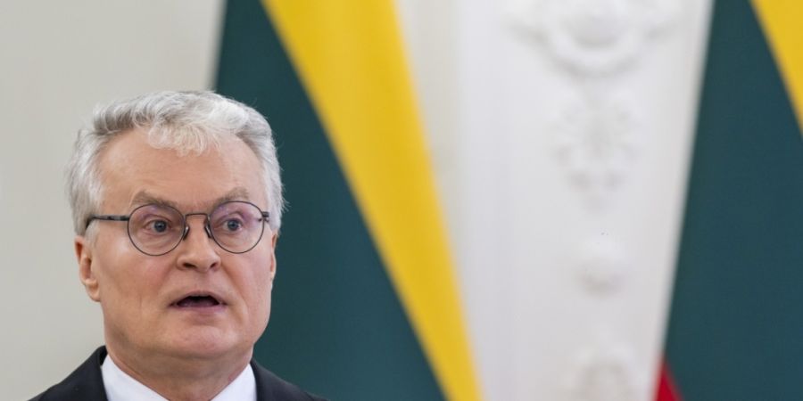 ARCHIV - Litauens Präsident Gitanas Nauseda gibt eine Erklärung im Präsidentenpalast ab. Foto: Mindaugas Kulbis/AP/dpa/Archivbild
