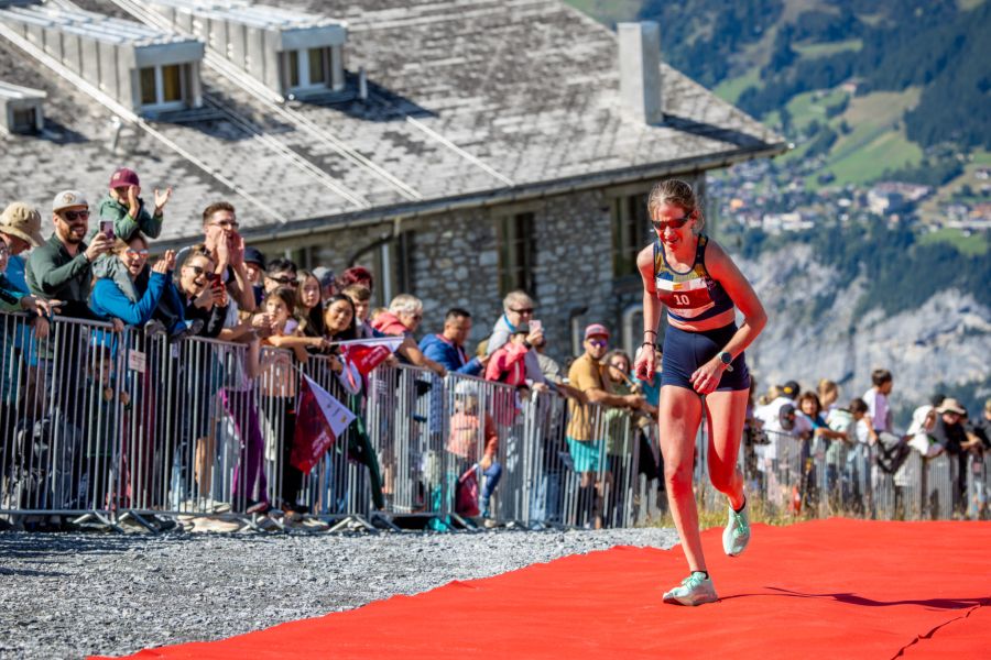 Die Schweizerin Martina Strähl läuft auf Platz drei.