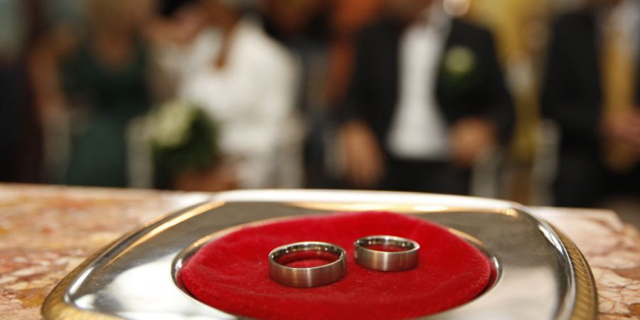 Die Diskussion, welche Namenskombinationen bei einer Ehe möglich sein sollen, geht im nächsten Jahr weiter. (Themenbild)