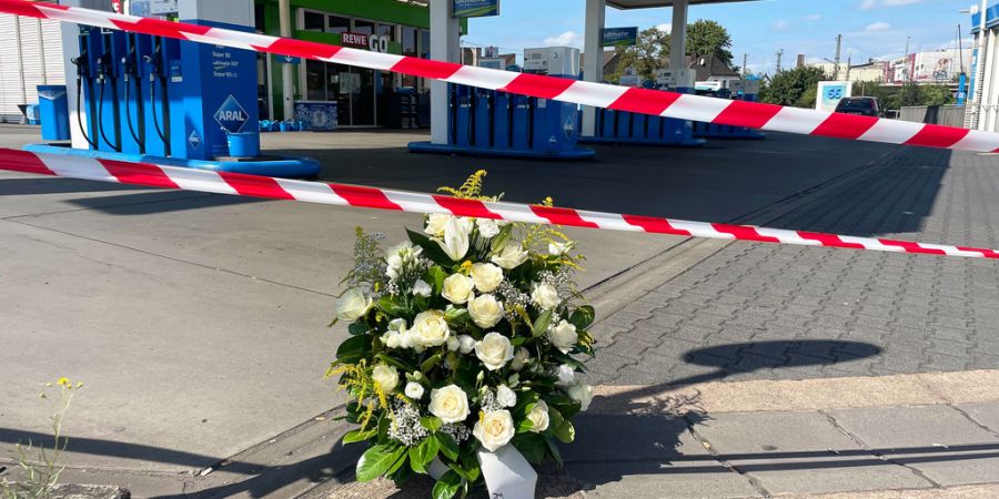 Tankstelle Blumen Polizisten
