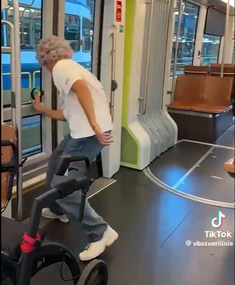 ... und hüpft aus dem Tram.