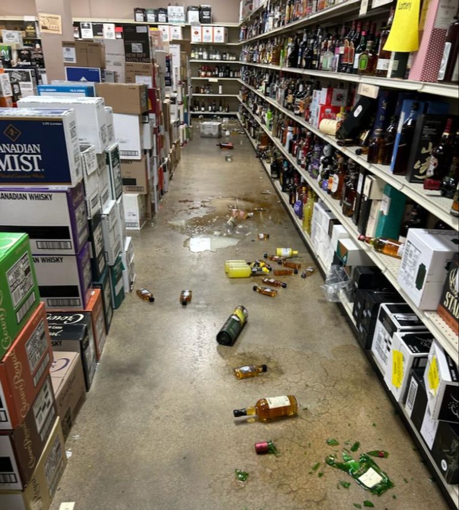 Ein Waschbär durchwühlte in einem Laden im US-Bundesstaat Virginia mehrere Regale und betrank sich.