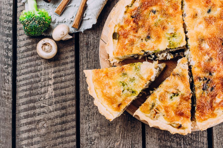 Quiche Tortenstück Holz Brokkoli