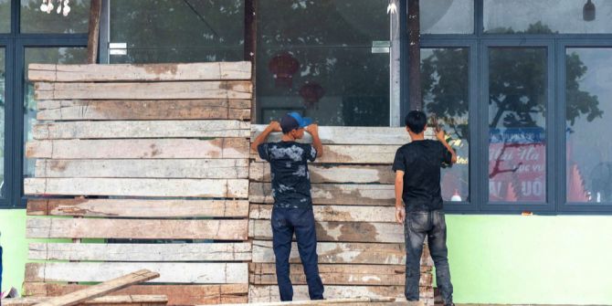 Vietnam Männer verrammeln Fensterfront