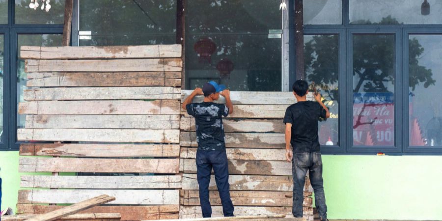 Vietnam Männer verrammeln Fensterfront