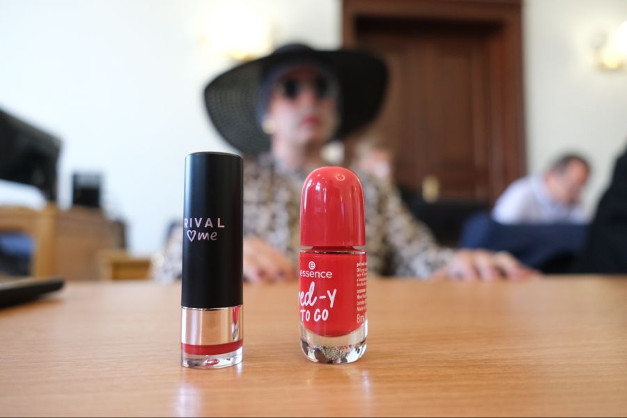 Vor Gericht erschien er dann als Marla Svenja mit goldenen Ohrringen, Lippenstift und Davistern-Kette.