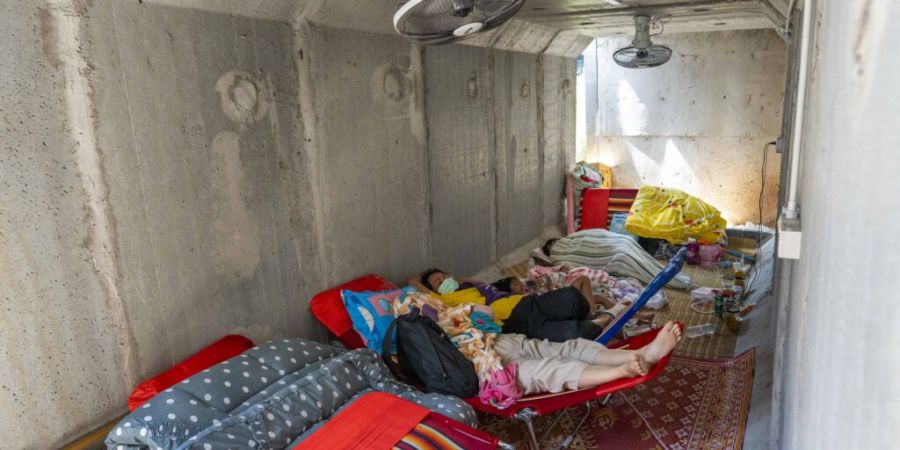 dpatopbilder - Menschen in einem Bunker in der thailändischen Provinz Surin. Foto: Adryel Talamantes/ZUMA Press Wire/dpa/Archivbild