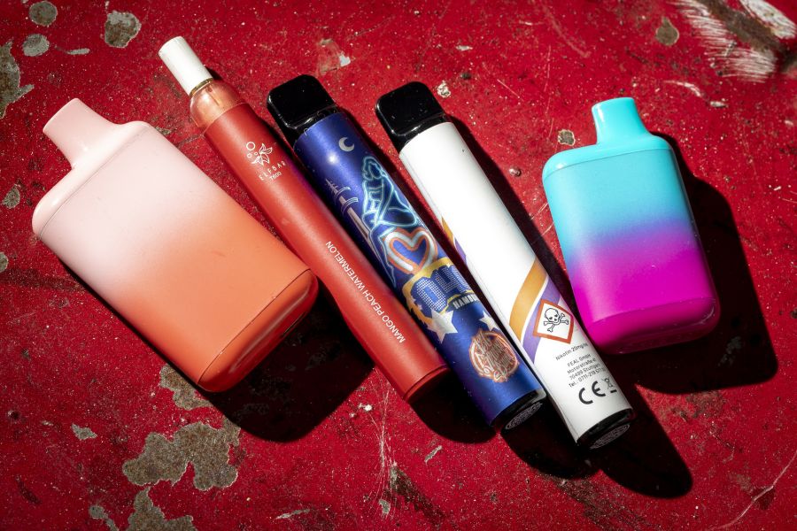 Die Produkte werden oft in bunten Farben und mit fruchtigen Aromen beworden.