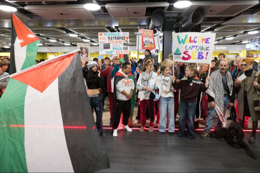 200 Menschen empfingen die freigelassenen Schweizer Gaza-Aktivisten am Sonntag in Genf – sie berichten von Folter in israelischer Haft.