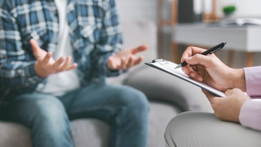 junger mann in therapie