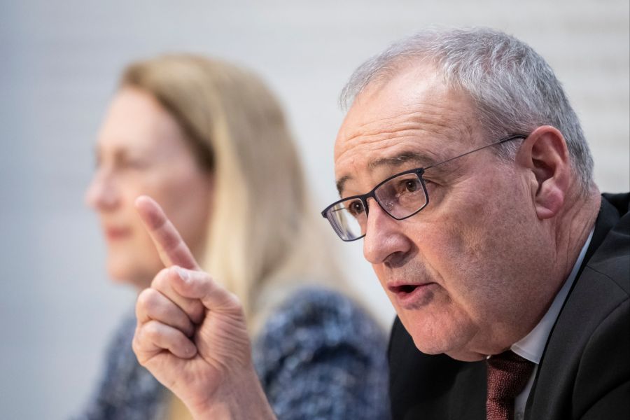 Im Interview mit der «Sonntagszeitung» sagte Wirtschaftsminister Guy Parmelin: «Vielleicht kommen wir am Ende zu einer ähnlichen Lösung wie bei hormonbehandeltem Rindfleisch, das mit einem Etikett gekennzeichnet sein muss. So kann der Verbraucher selbst entscheiden, was er kaufen will.»