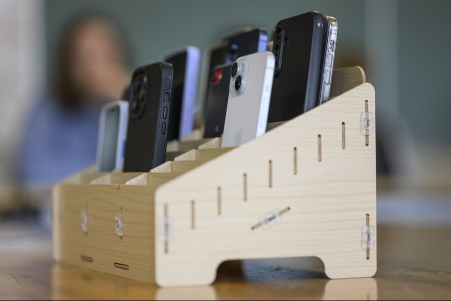 Seit Februar gilt an sämtlichen Schulen in Köniz BE ein Handyverbot. (Symbolbild)