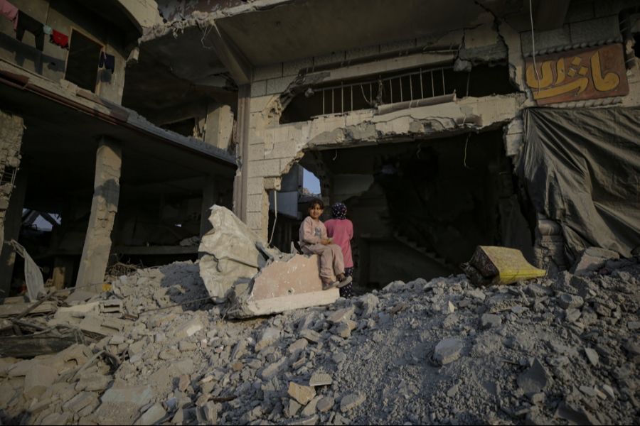 Zerstörte Infrastruktur erschwert den Alltag von Familien und Kindern im Gazastreifen.