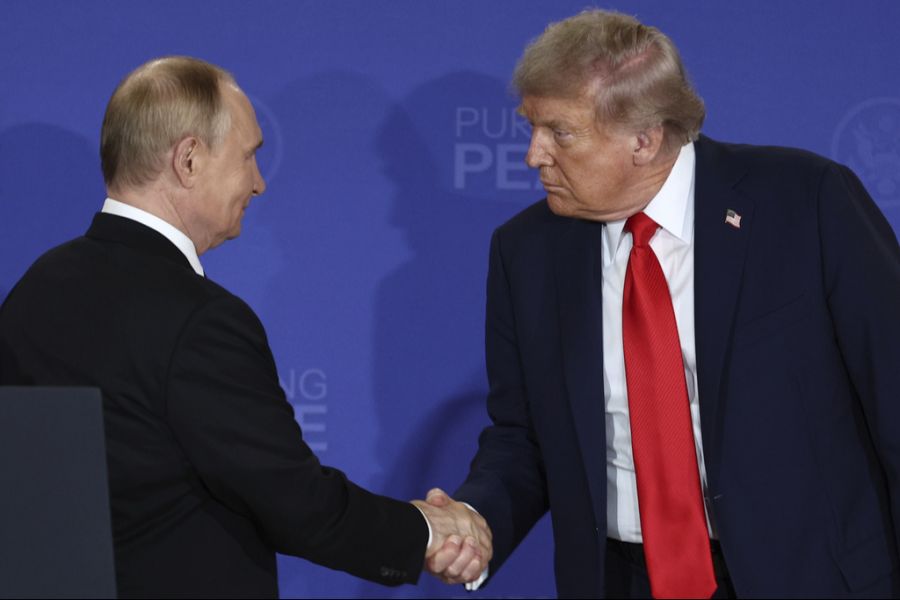Wladimir Putin (l.) dürfte Donald Trump bereits über seine Forderungen informiert haben.