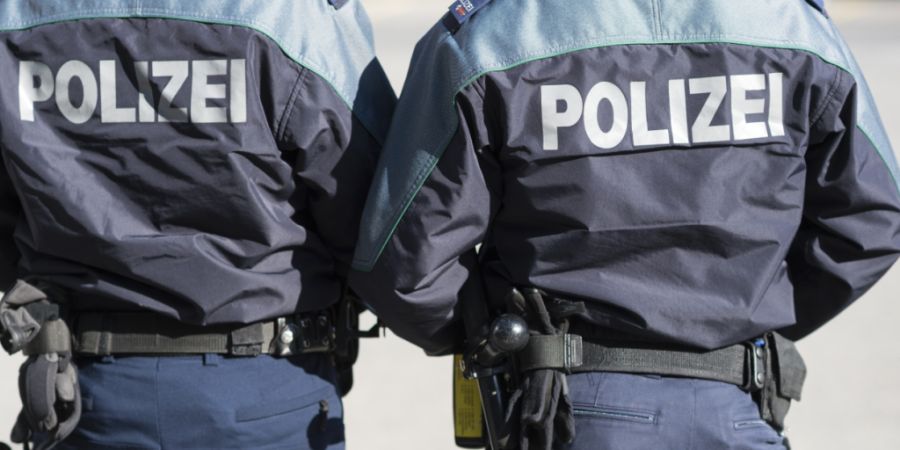 Die Kantonspolizei Graubünden beschäftigt zwei Männer weiterhin, welche wegen Rassismusvorwürfen die Polizeischule in Amriswil verlassen mussten. (Symbolbild)
