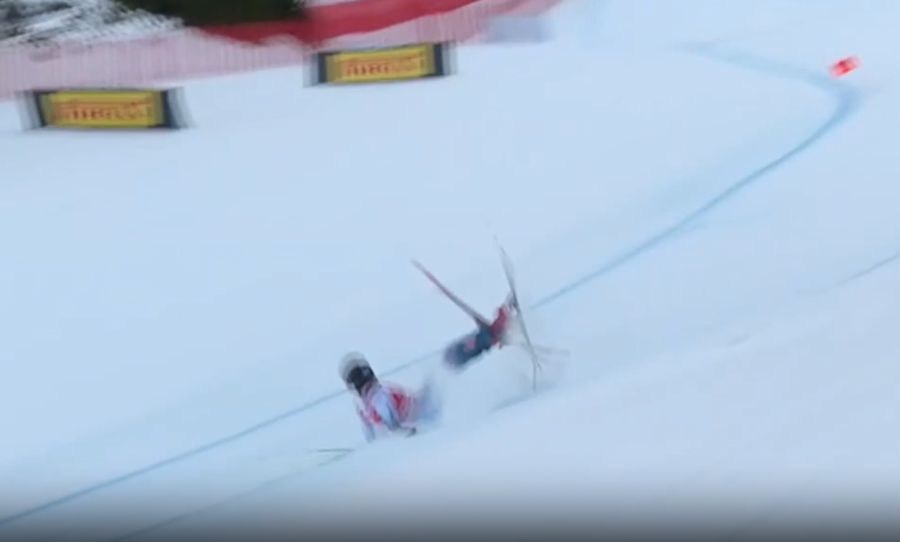 ...und kracht heftig auf den Rücken.