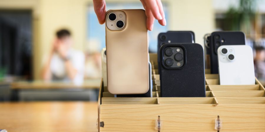 Die beiden Motionärinnen wollen ein einheitliches Verbot der Handynutzung für alle Schülerinnen und Schüler der Zyklen 1 bis 3, also von der Primarstufe bis zur Sekundarstufe I (Ori...