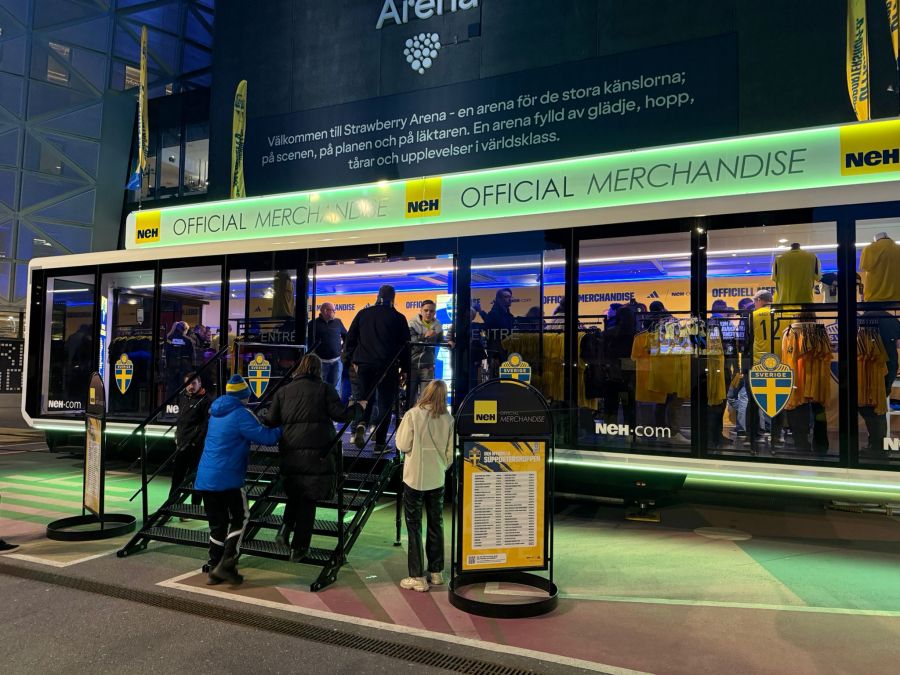 Schwedische Fans kaufen sich vor der Partie gegen die Schweiz mit Artikeln ein.