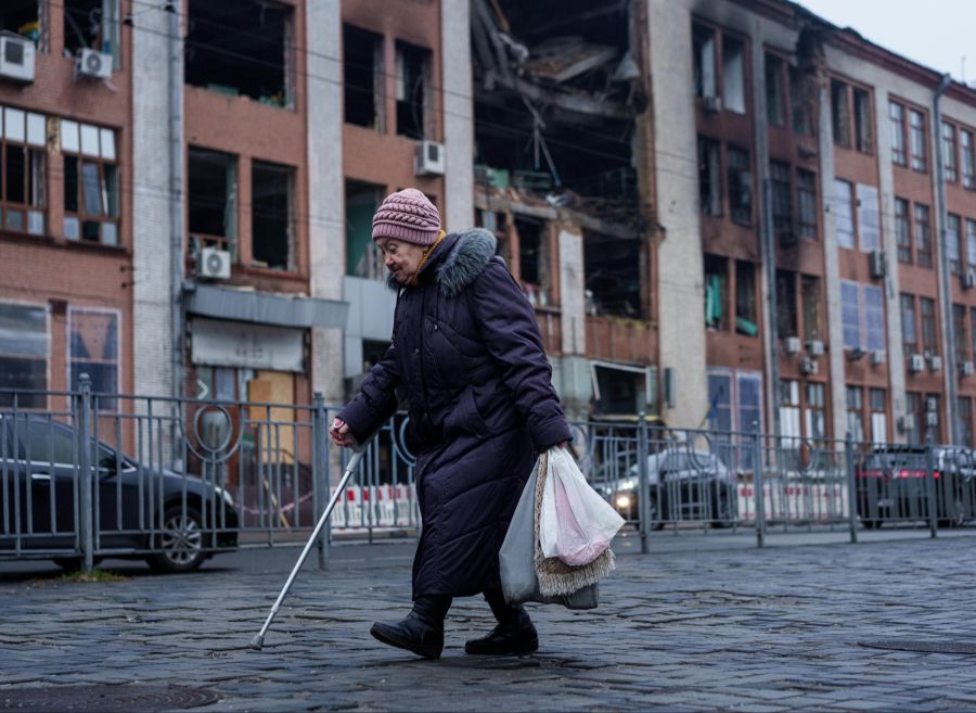 Um Neuwahlen zu realisieren, wäre auch eine Verfassungsänderung nötig. Doch auch diese ist in Kriegszeiten verboten. (Im Bild: Kiew im Dezember 2025)