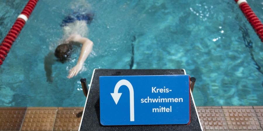 In einem Zürcher Hallenbad dürfen jede Woche eine Stunde lang nur trans und nicht-binäre Menschen schwimmen. (Symbolbild)