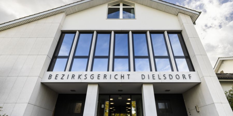 Vor dem Bezirksgericht Dielsdorf standen am Montag zwei Eltern, deren Kind beinahe in der Badewanne ertrunken war. (Archivbild)