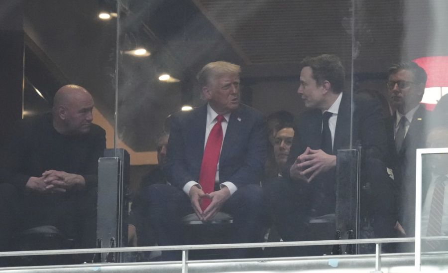 US-Präsident Donald Trump und Tesla-Chef Elon Musk sassen bei Kirks Trauerfeier nebeneinander.
