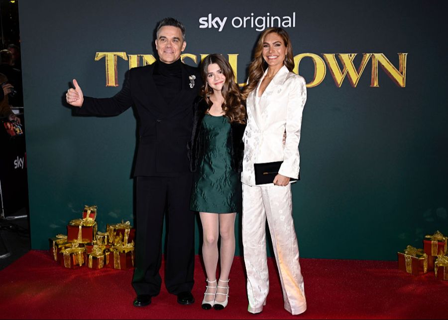 Bei der Uraufführung in London stand sie mit ihren Eltern auf dem Roten Teppich und stellte sich auch den fiesen Fragen der Reporter.