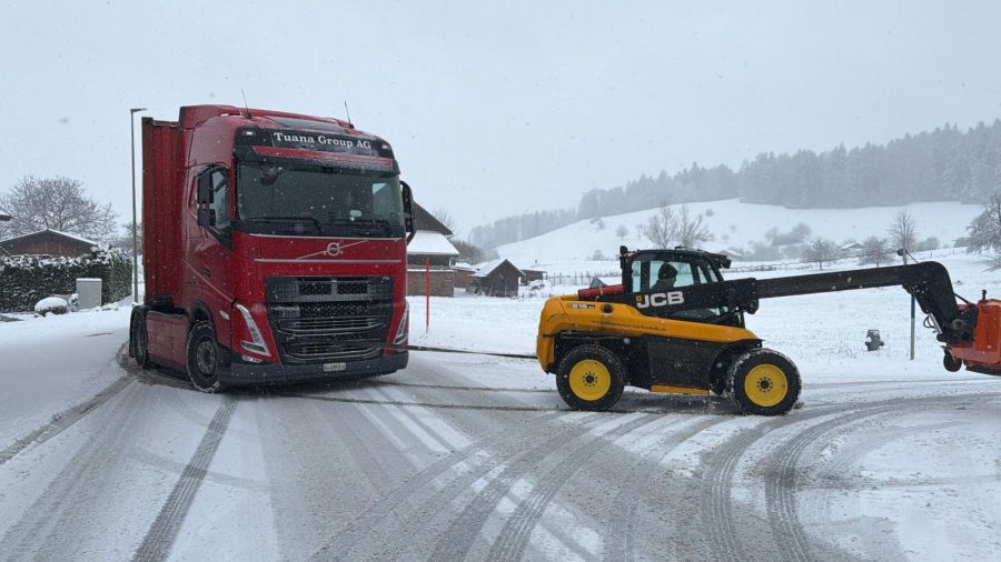 Schliesslich kommt ein Bagger zu Hilfe, der den Lastwagen abschleppen kann.