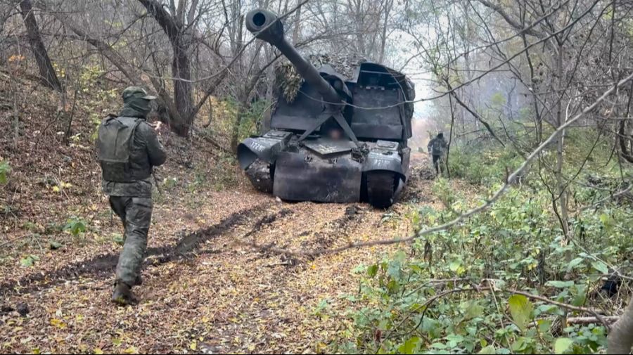 Ein russischer Soldat berichtet davon: Auf den Feldern seien unzählige Leichen gelegen. Sie hätten sie nicht bergen können.